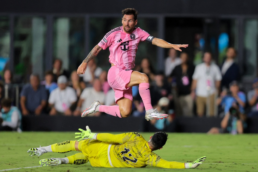 Lionel Messi បញ្ចេញពន្លឺខ្លាំង Inter Miami ឈ្នះមុនគេ - ១ Lionel Messi tỏa sáng rực rỡ, Inter Miami giành chiến thắng đầu tiên - 1