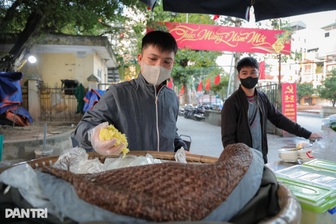 Nhân viên văn phòng ở Hà Nội sáng 4h dậy bán xôi, 8h đến công ty làm việc