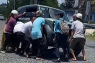 Người dân nâng xe, cứu bé gái bị mắc kẹt dưới gầm ô tô ở Lâm Đồng
