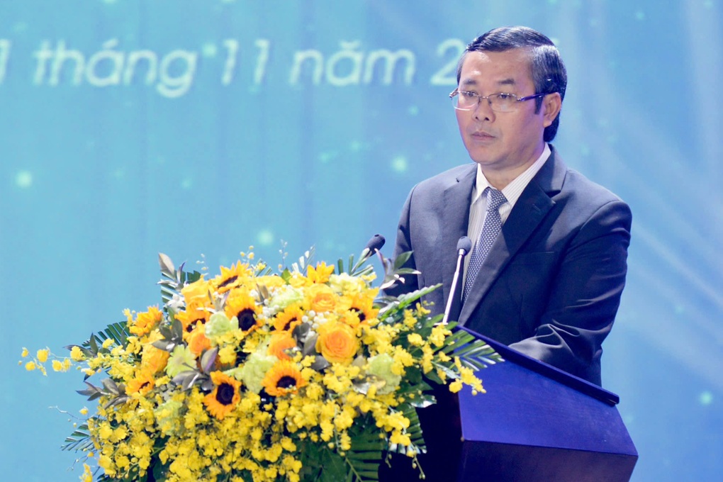 تعلیم و تربیت کے نائب وزیر نے یونیورسٹی آف فنانس اینڈ مارکیٹنگ کو 4 کام تفویض کیے - 1 Thứ trưởng Bộ GDĐT giao 4 nhiệm vụ cho Trường Đại học Tài chính Marketing - 1