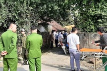 Mẹ treo cổ tử vong, con nằm chết trước sân nhà