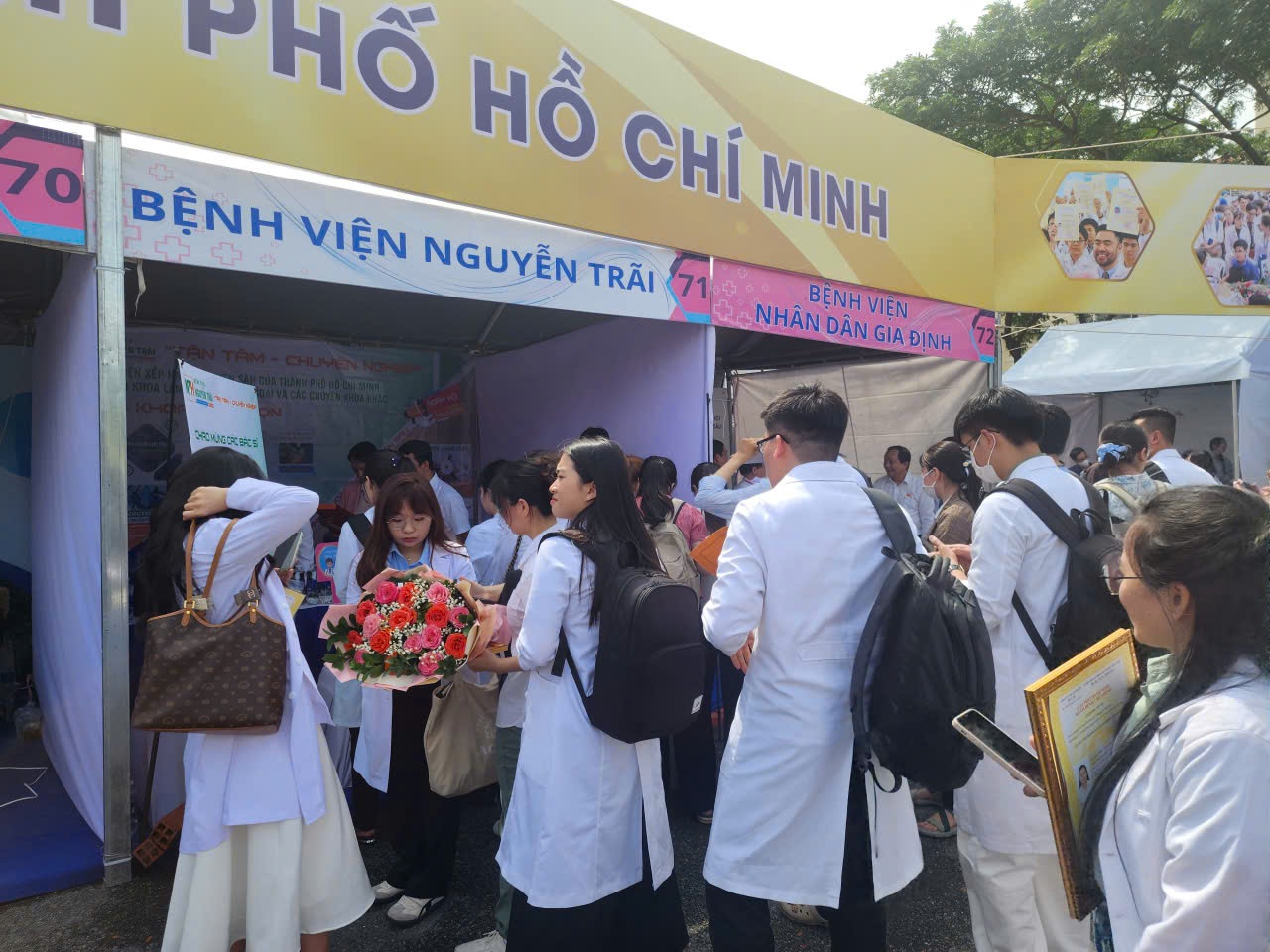 ទីក្រុងហូជីមិញ៖ ការលើកទឹកចិត្តឱ្យគ្រូពេទ្យចាកចេញពីទីក្រុងត្រឡប់ទៅជនបទវិញ មជ្ឈមណ្ឌលវេជ្ជសាស្ត្រជាច្រើននៅតែទទេ - 3 TPHCM: Ưu đãi cho bác sĩ bỏ phố về quê, nhiều trung tâm y tế vẫn ế - 3