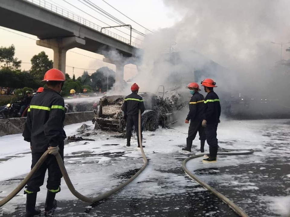 TPHCM: Container phát hỏa kèm tiếng nổ lớn, tài xế bung cửa chạy thoát thân - 3 TPHCM: Container phát hỏa kèm tiếng nổ lớn, tài xế bung cửa chạy thoát thân - 3