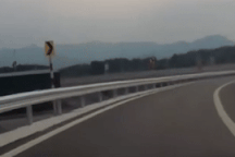 Xe cứu thương đi ngược chiều tại nút giao cao tốc Bãi Vọt - Hàm Nghi