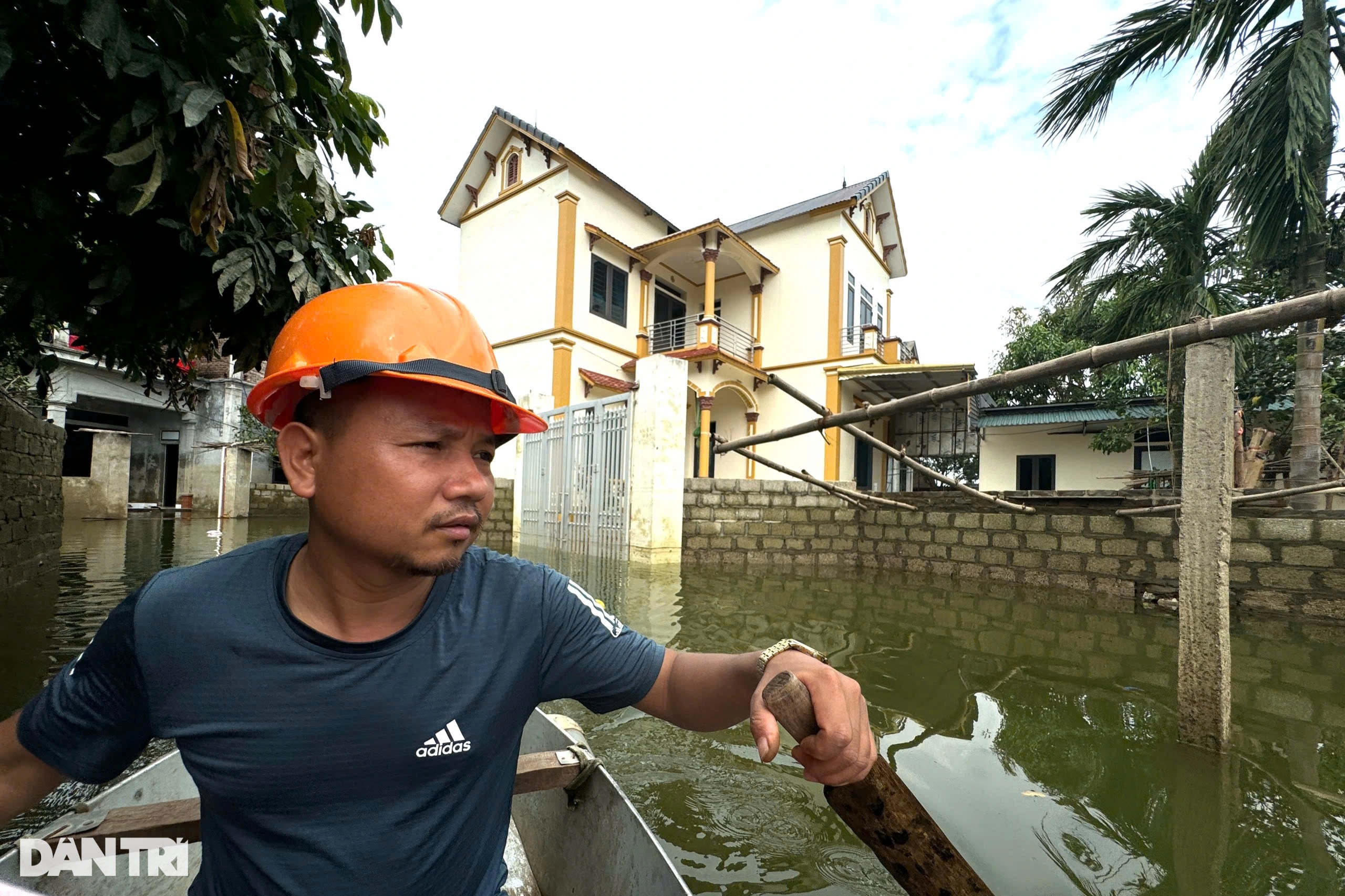 22 ngày cô lập vì ngập: Người Hà Nội bỏ biệt thự, nhà cao tầng đi ở nhờ