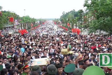 Biển người đổ về Đền Hùng trong ngày giỗ Tổ