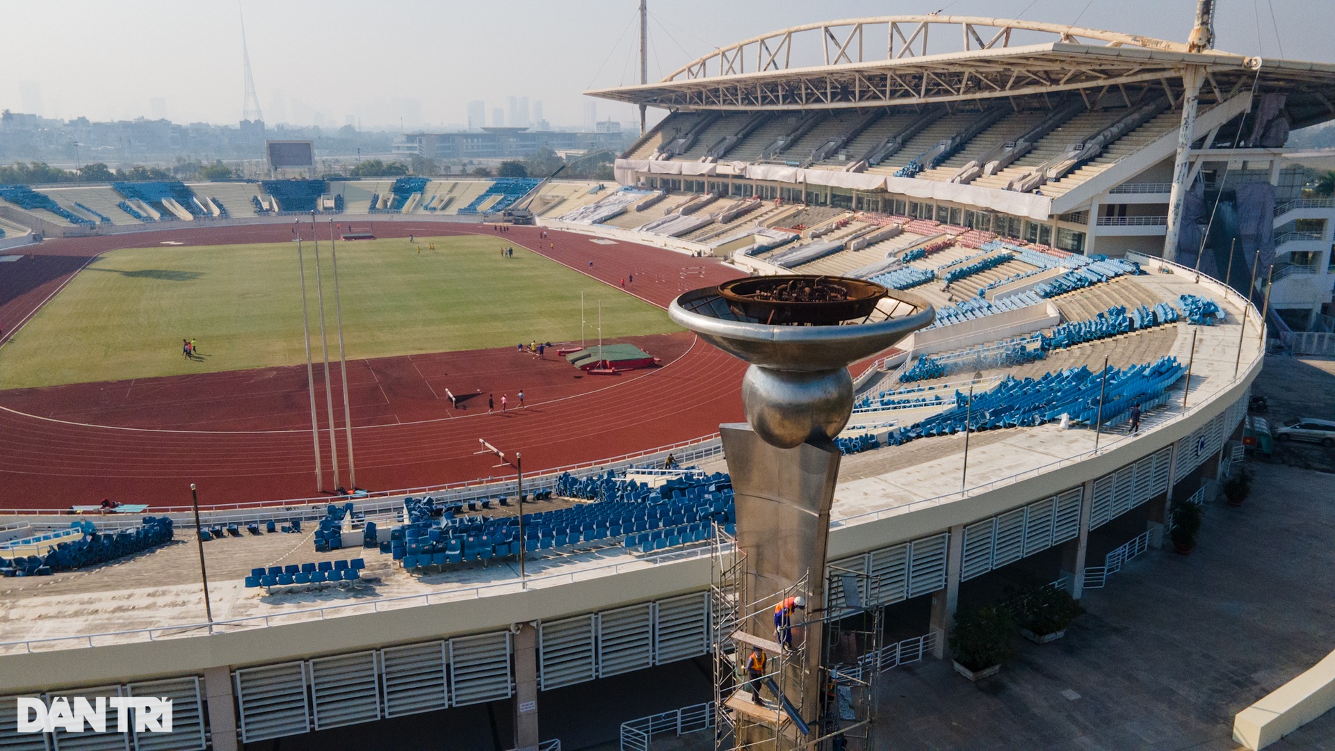 Sân Mỹ Đình ngổn ngang công trình sau khi tháo dỡ 40.000 ghế ngồi khán đài - 10