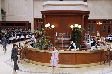 Chanel biến sàn catwalk thành quán ăn kiểu Pháp