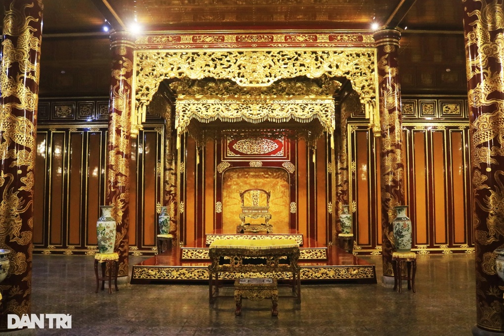 Người đàn ông leo lên ngai vàng trong điện Thái Hòa quậy phá - 1 Người đàn ông leo lên ngai vàng trong điện Thái Hòa quậy phá - 1