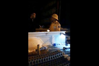 Chuyển công tác CSGT rọi đèn pin vào mặt người dân