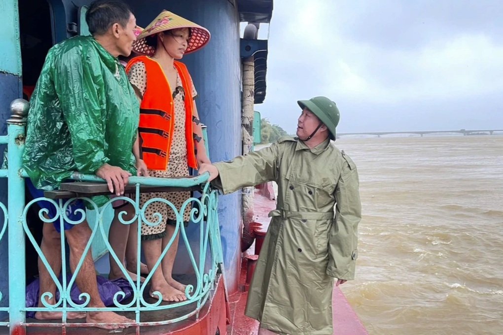 Giải cứu 5 ngư dân mắc kẹt giữa sông trong thời điểm bão Kajiki đổ bộ - 1 Giải cứu 5 ngư dân mắc kẹt giữa sông trong thời điểm bão Kajiki đổ bộ - 1