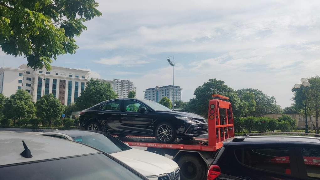 Bốc trúng biển ngũ quý, xe Toyota Camry được rao bán với giá 3 tỷ đồng - 2 Bốc trúng biển ngũ quý, xe Toyota Camry được rao bán với giá 3 tỷ đồng - 2