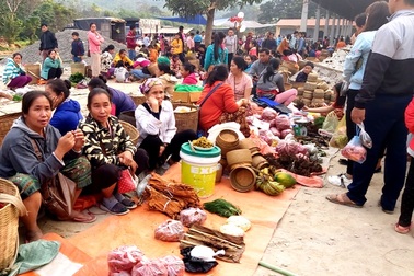 Độc đáo phiên chợ vùng biên những ngày cận Tết