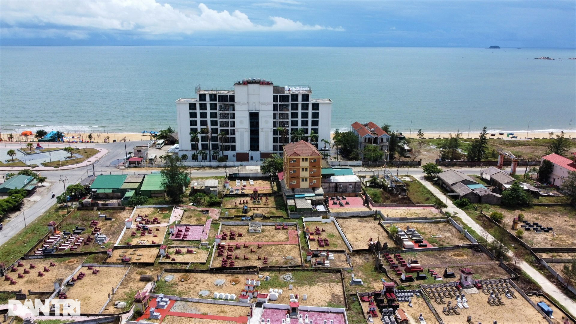 Khách sạn view nghĩa trang, ki ốt nhếch nhác ở biển Thiên Cầm - 11 Khách sạn view nghĩa trang, ki ốt nhếch nhác ở biển Thiên Cầm - 11