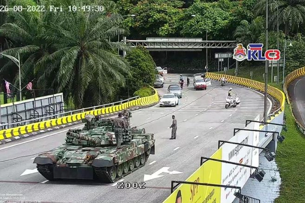 Xe tăng Malaysia liên tục chết máy gây tắc đường - 1