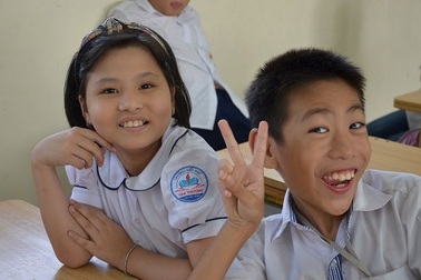 Vượt qua tử thần, cô bé cất bước tới trường