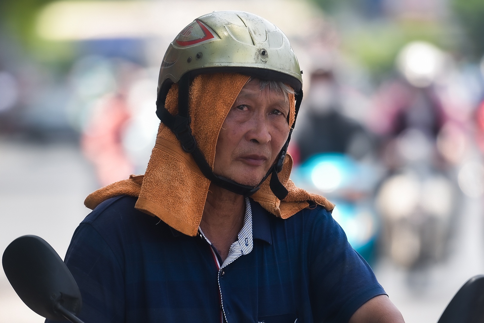 Người dân gồng mình mưu sinh dưới cái nắng cháy da của thủ đô - 3 Người dân gồng mình mưu sinh dưới cái nắng cháy da của thủ đô - 3