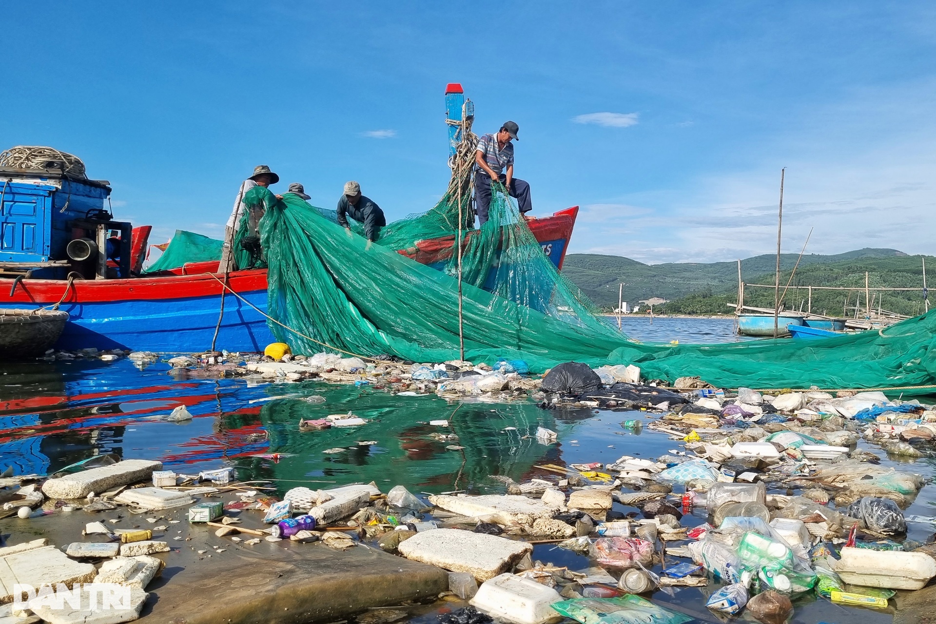 Tàu thuyền mắc cạn giữa biển rác thải ở Quảng Ngãi - 6