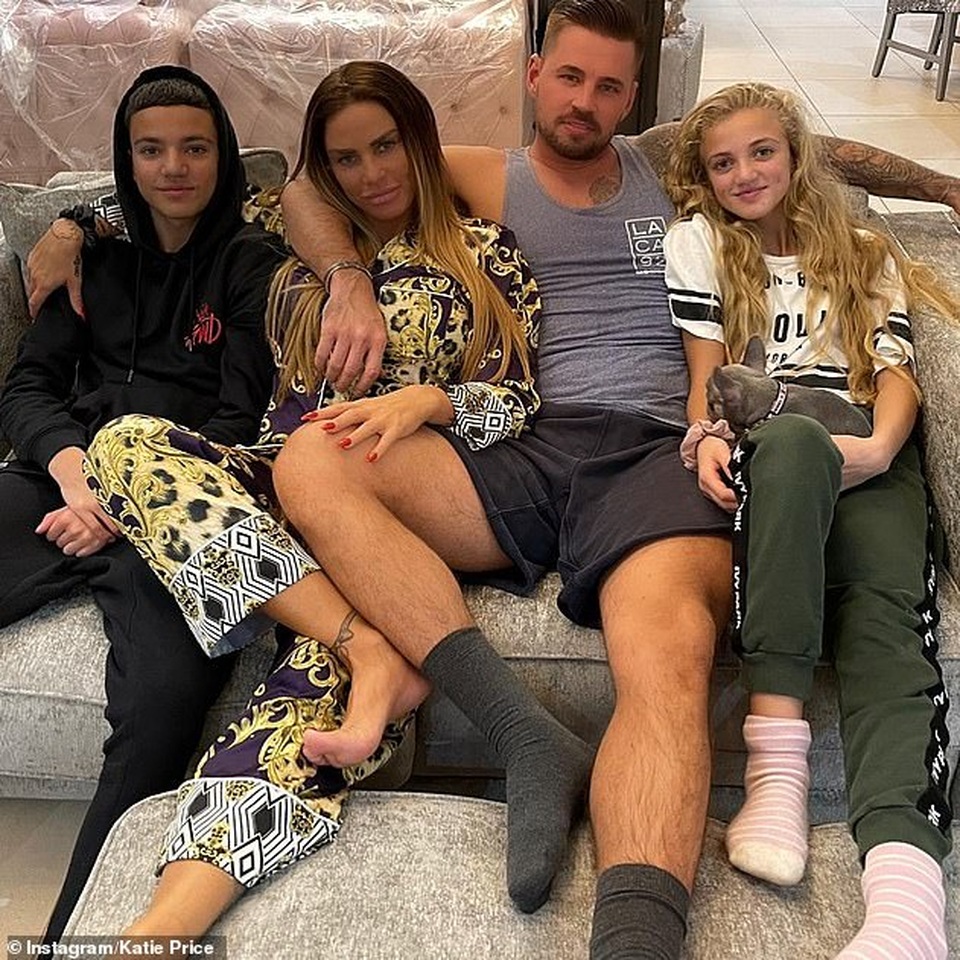 Vừa tuyên bố phá sản, Katie Price lại đi sắm loạt đồ hiệu - 9 Vừa tuyên bố phá sản, Katie Price lại đi sắm loạt đồ hiệu - 9