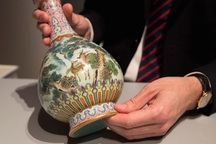 Tìm thấy bình cổ trị giá 432 tỷ đồng trong... hộp đựng giày