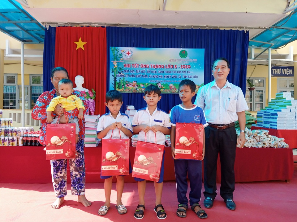 “Có quà trung thu con vui lắm” - 1 “Có quà trung thu con vui lắm” - 1