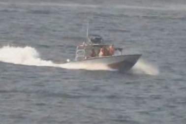 Iran chặn đầu "nguy hiểm" tàu khu trục Mỹ ở eo biển Hormuz