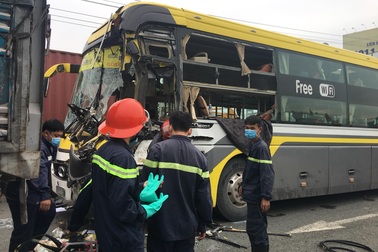 Hơn 2 giờ đồng hồ đưa thi thể tài xế ra khỏi đầu xe khách biến dạng