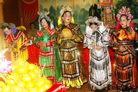 Ngày xuân đi lễ “Năm bà Thánh Mẫu”