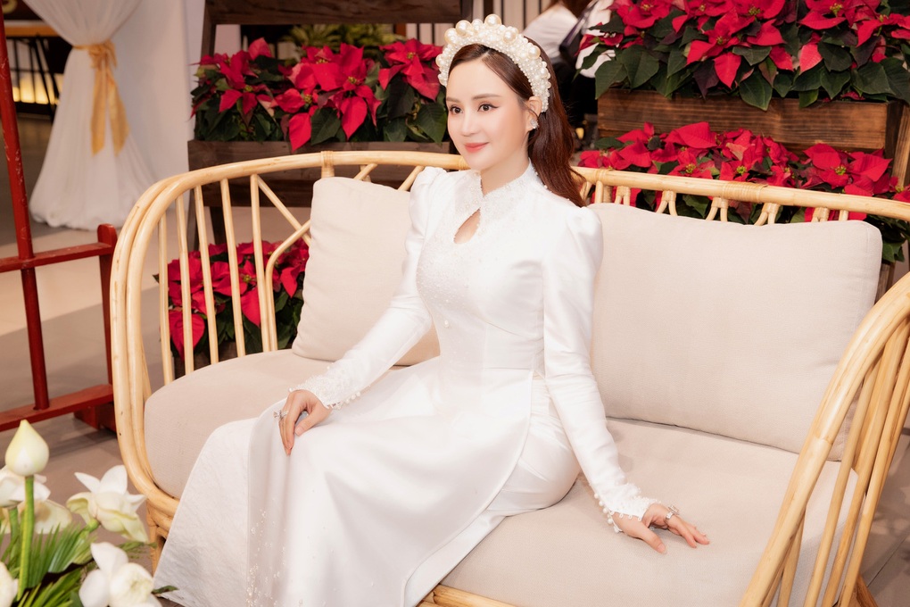 Ca sĩ Vy Oanh xinh đẹp rạng rỡ, được chồng hộ tống đi cúng Tổ - 9 Ca sĩ Vy Oanh xinh đẹp rạng rỡ, được chồng hộ tống đi cúng Tổ - 9