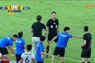 HLV Kim Sang Sik vái lạy trọng tài và nhận thẻ vàng