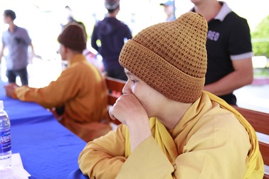 "Nhà sư" khất thực kiếm tiền mua sữa cho con!