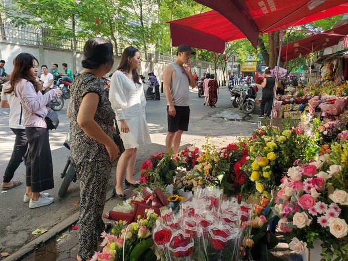 Bó hoa trăm bông hồng cháy hàng 20/10, dân buôn làm đến 2h sáng không hết việc - Ảnh 3. Bó hoa trăm bông hồng cháy hàng 20/10, dân buôn làm đến 2h sáng không hết việc - Ảnh 3.