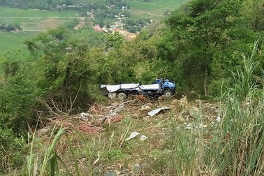 Xe tải lăn vực sâu 40m, người bị thương được dân phượt cứu giúp