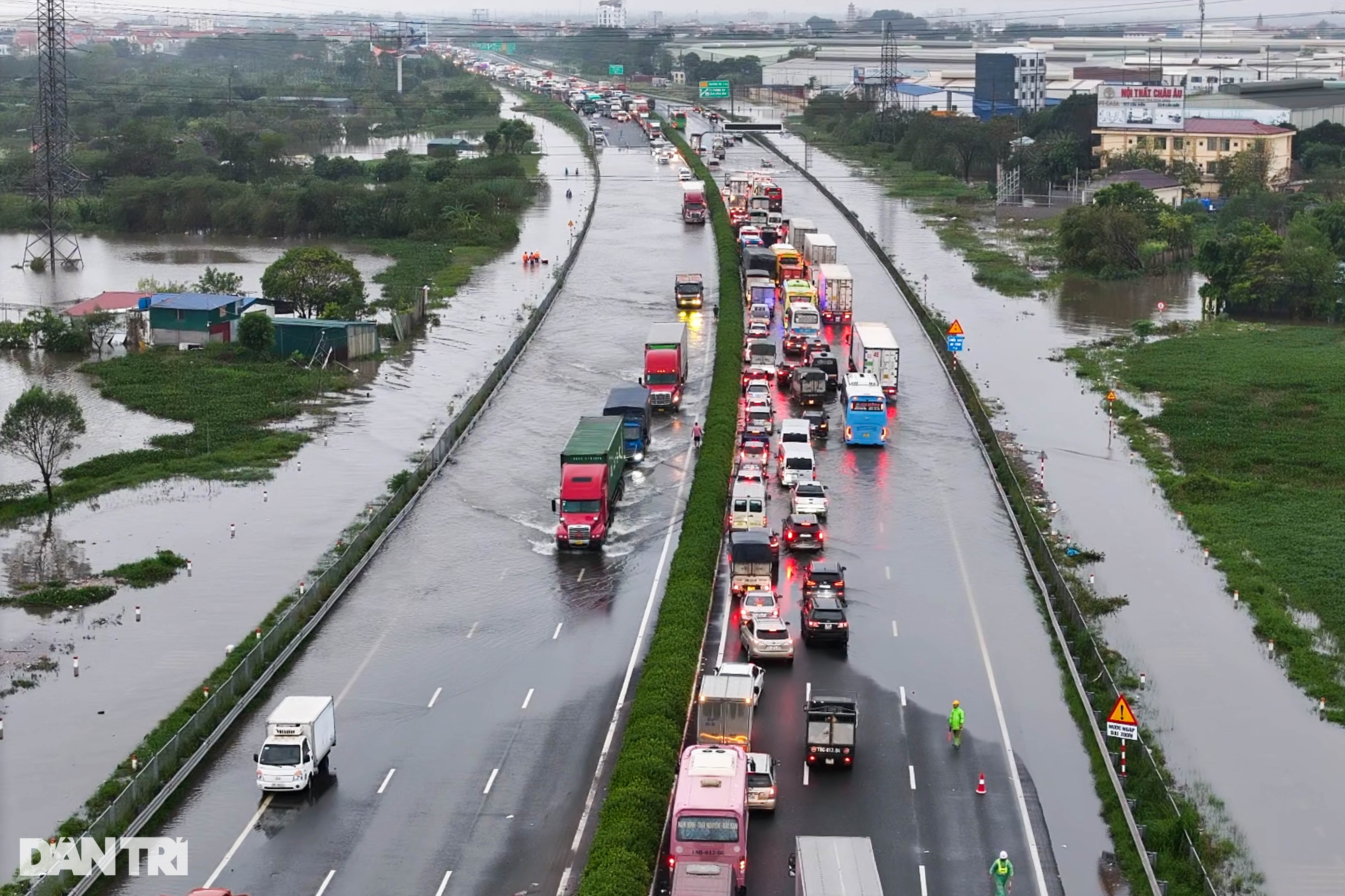 View - Dòng xe "bò" qua đoạn đường ngập trên cao tốc Pháp Vân - Cầu Giẽ | Báo Dân trí