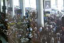 Biển người chen chân tại Tân Sơn Nhất đón người thân về quê ăn Tết