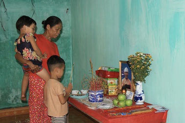 Đau nhói lòng cảnh anh em mồ côi khóc lạc giọng: Khi nào thì mẹ về với con?