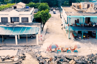 Kè biển bị sóng đánh tan hoang, hộ kinh doanh "bỏ của chạy lấy người"