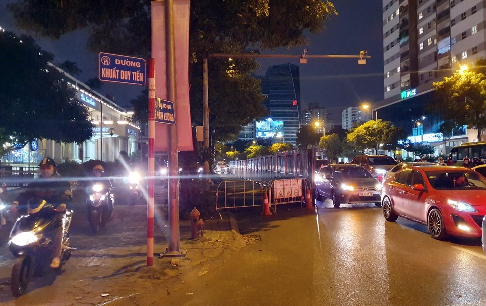 Hà Nội: Bị rào chắn làm hầm chui, đường Lê Văn Lương tắc nghiêm trọng - 6 Hà Nội: Bị rào chắn làm hầm chui, đường Lê Văn Lương tắc nghiêm trọng - 6