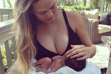 Siêu mẫu gợi cảm khoe con 2 ngày tuổi