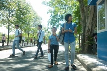 Khâm phục nghị lực cô học trò mắc bệnh xương thủy tinh