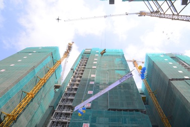 Tháp B khu phức hợp The GoldView chính thức được cất nóc