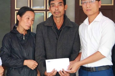 Trao 30 triệu đồng giúp đỡ gia đình phóng viên bị lũ cuốn trôi