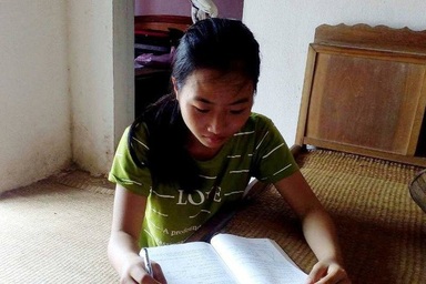 Nữ sinh mồ côi cha lo không có tiền theo học đại học