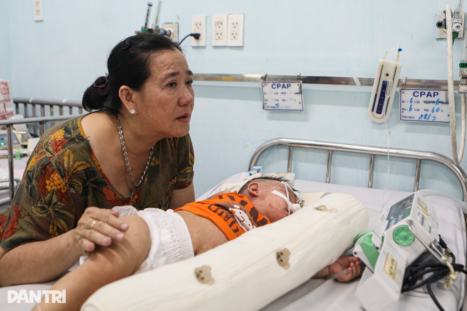 Những em bé đeo ống thở, mệt nhoài trong viện vì không tiêm vaccine sởi - 12 Những em bé đeo ống thở, mệt nhoài trong viện vì không tiêm vaccine sởi - 12