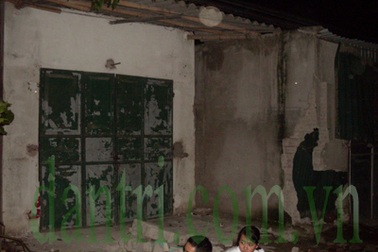 Công nông tông sập 3 cửa hàng