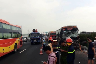 Cảnh sát phá cửa cứu 4 người mắc kẹt trong xe sau tai nạn trên cao tốc