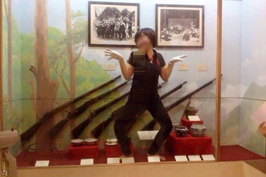 Chụp ảnh tư thế “lạ” trong bảo tàng: Không lường được hậu quả!