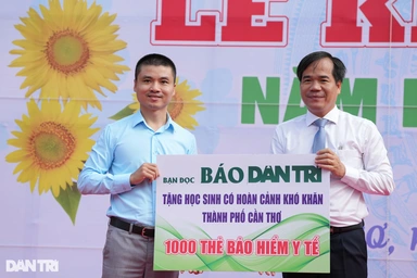 Cùng chung tay tặng học sinh khó khăn BHYT, giảm nỗi lo trước năm học mới