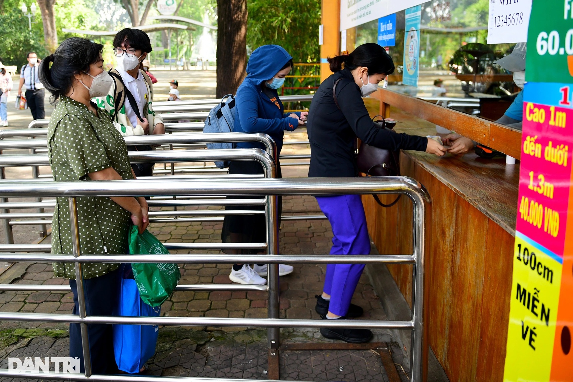 Thảo cầm viên Sài Gòn mở cửa, người dân đổ xô đưa con em đến vui chơi - 5 Thảo cầm viên Sài Gòn mở cửa, người dân đổ xô đưa con em đến vui chơi - 5