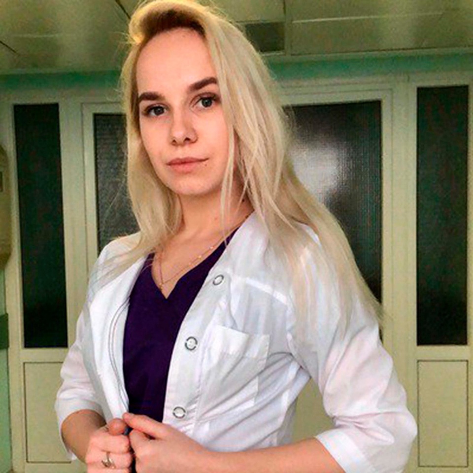 Nữ y tá mặc bikini dưới đồ bảo hộ trở thành người mẫu - 3